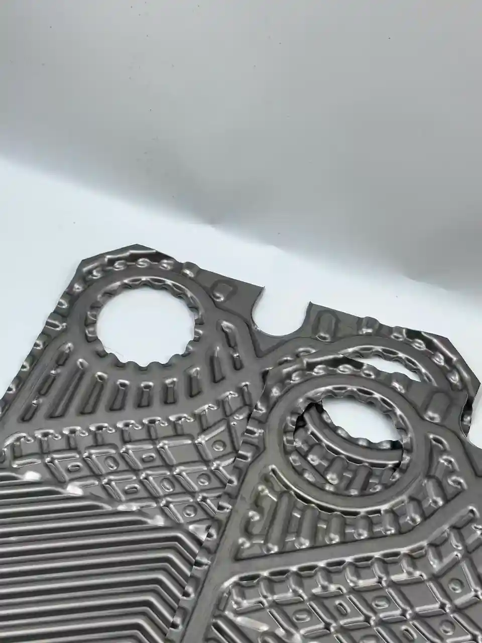 Sondex S110 plate port hole area and fluid flow distribution structure