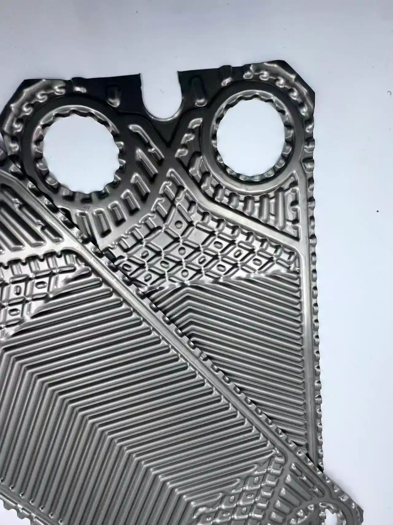 Sondex S41 plate port hole design and fluid distribution channel