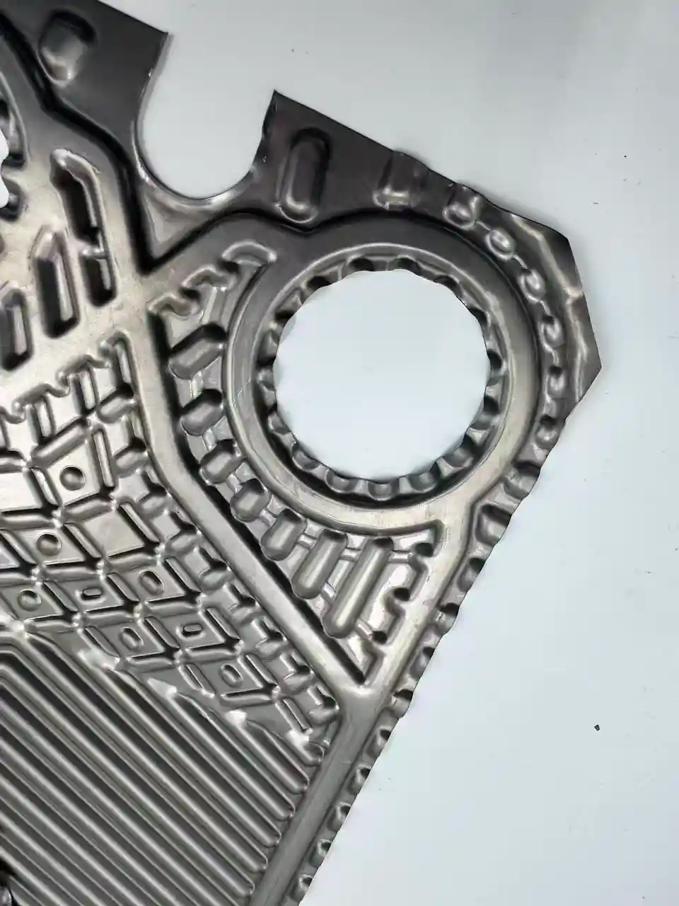 Sondex S62 plate port hole configuration and flow channel detail