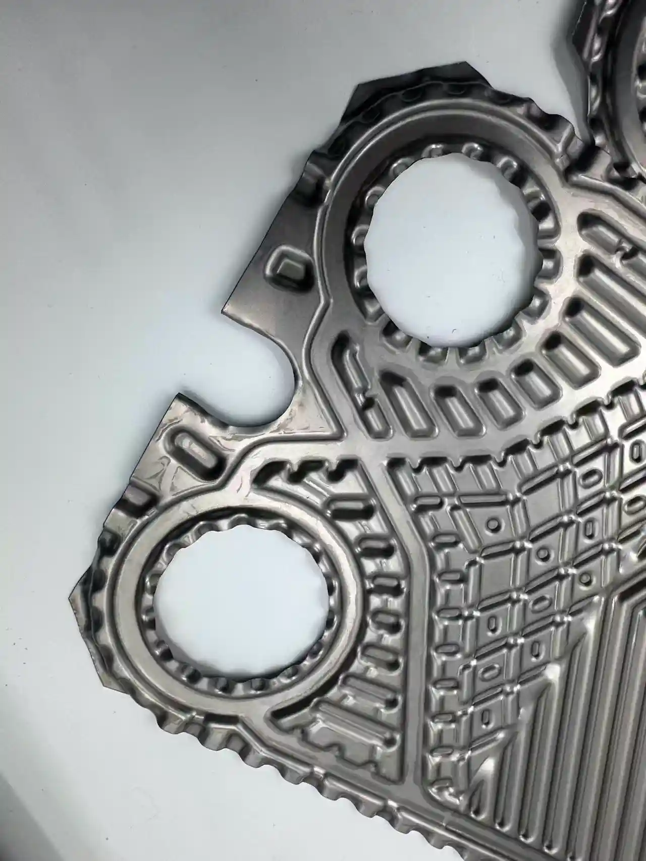 Sondex S63 plate port hole area and fluid flow distribution structure