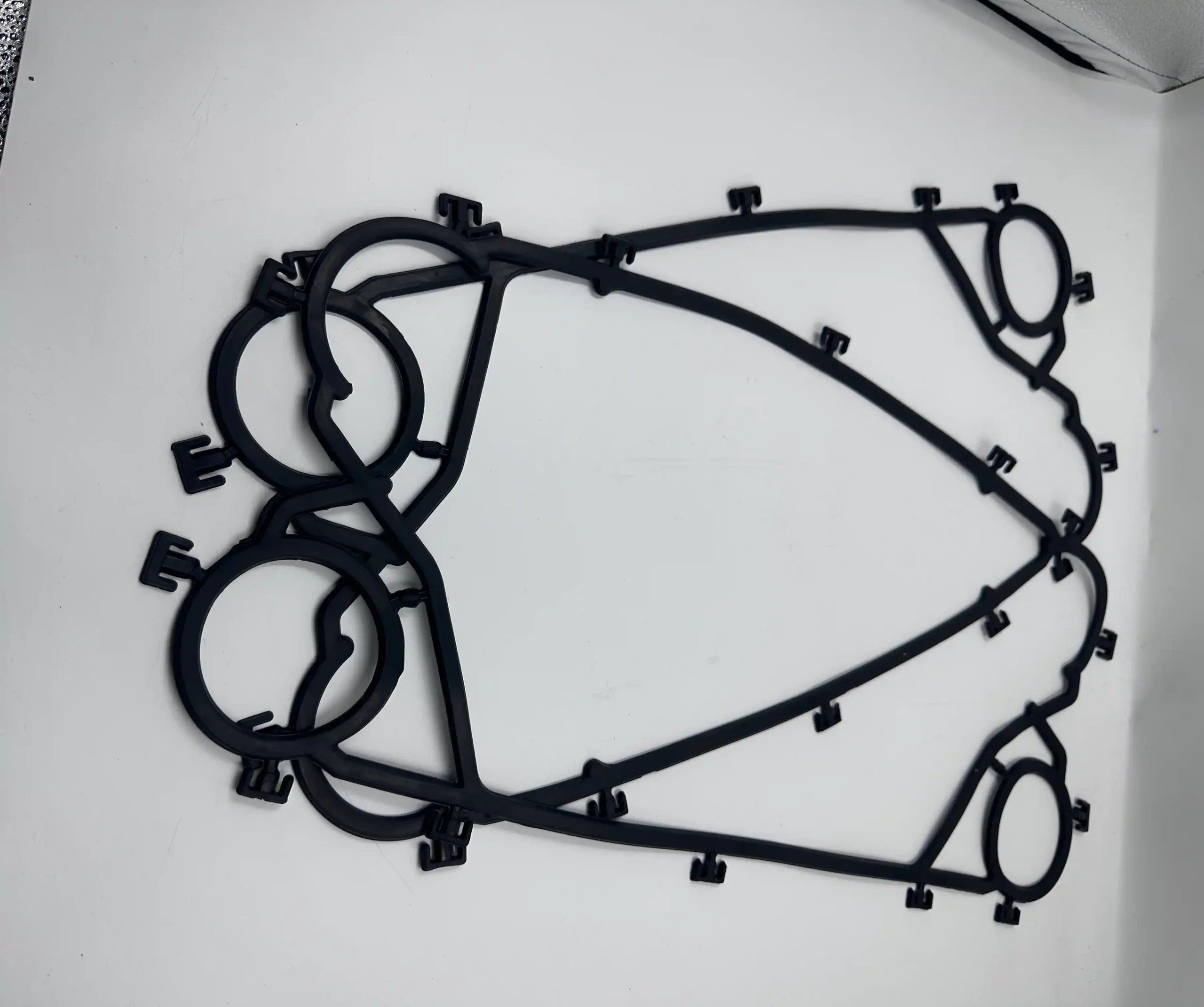 Vicarb V110 gasket positioning feature for accurate plate assembly
