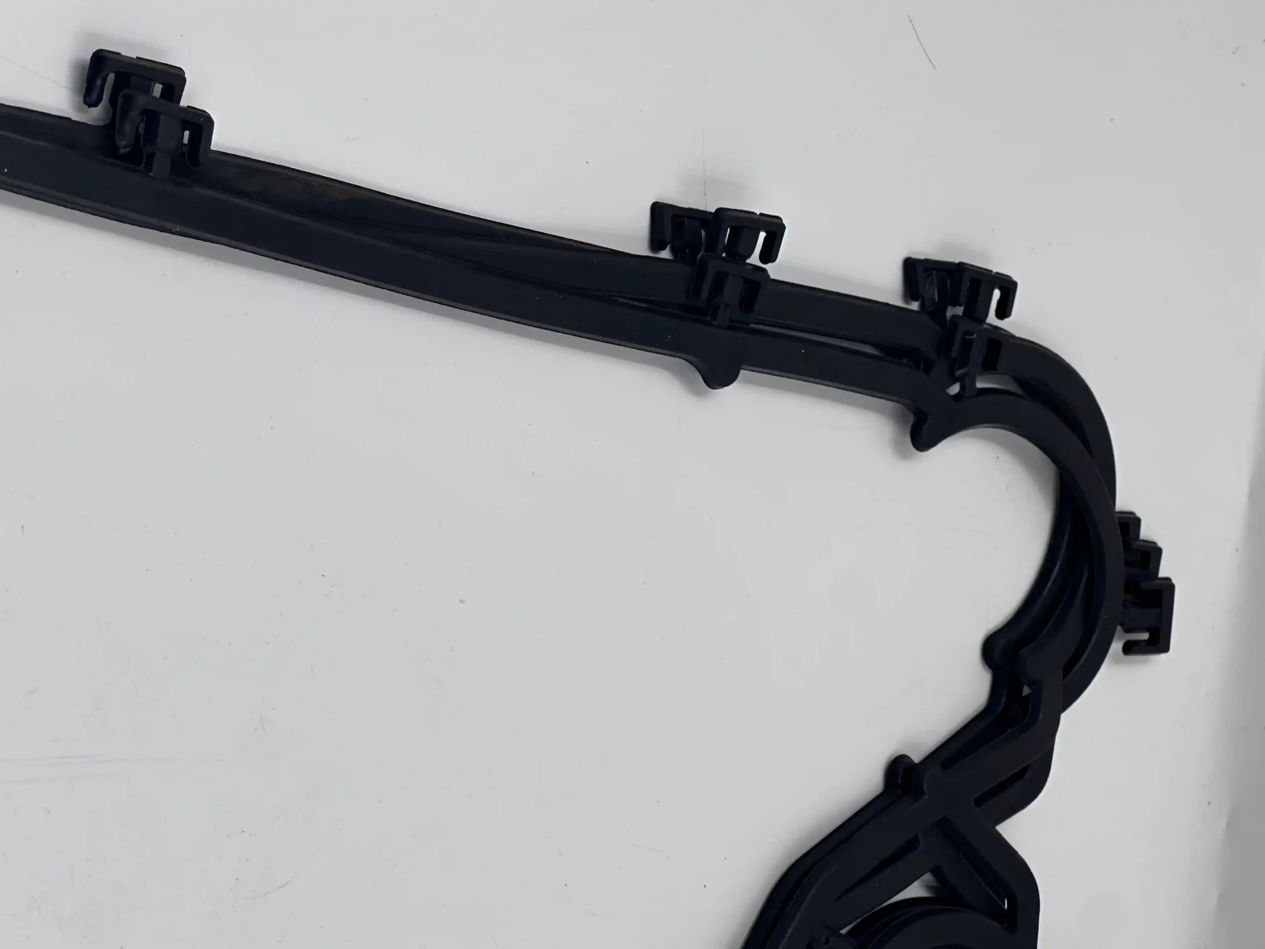 Vicarb V28 gasket locking section for secure plate retention