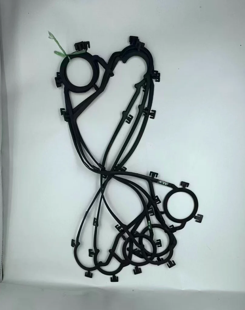 Vicarb V8 gasket locking clip configuration for plate installation